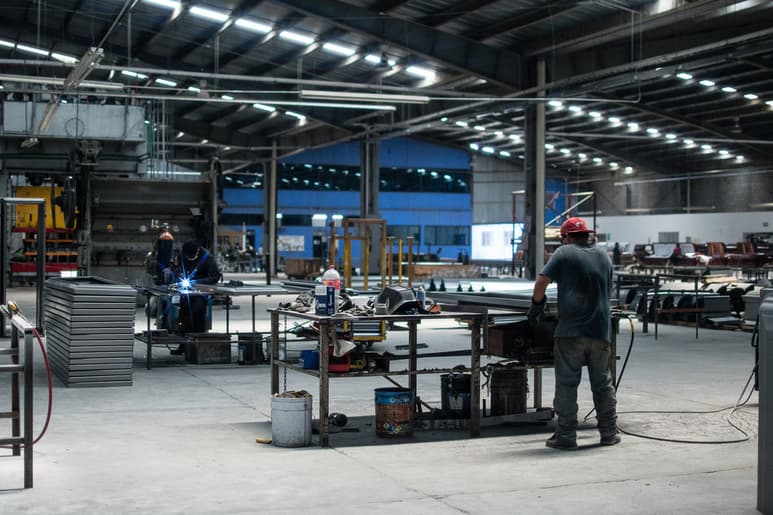 En los últimos tres meses del año el Producto Interno Bruto logró crecer 12 por ciento, pero experimenta una baja anual de 8 %.