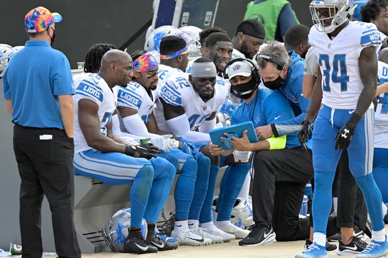 La NFL recomendó a jugadores que estén en la banca el uso del cubrebocas para evitar contagios. (AP)