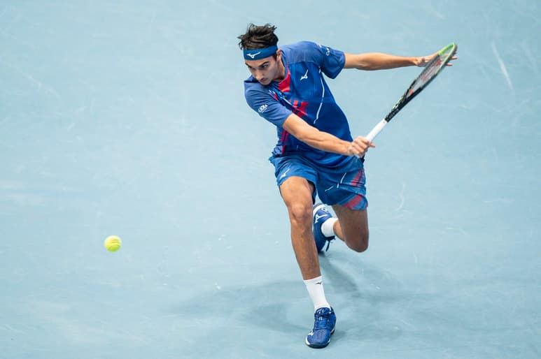 Lorenzo Sonego derrotó sin problemas 6-2, 6-1 en el torneo de Viena; fue la tercera caída del serbio en lo que va del año. (EFE)