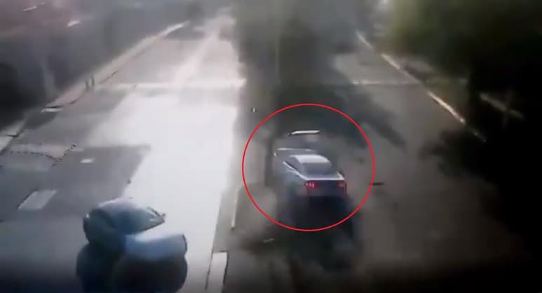 El accidente que ha condenado al jugador mexicano a casi 4 años de prisión, ocurrió durante el mes de junio del año pasado, mismo que fue registrado por cámaras de seguridad (CAPTURA)