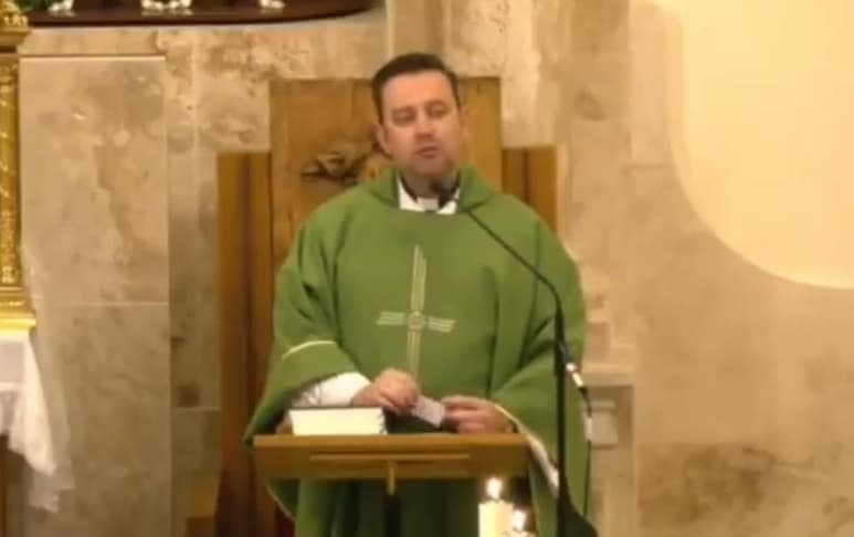 Tras mencionar el costo de las remodelaciones de la parroquia, el sacerdote habló sobre las aportaciones por parte de los feligreses, 'reprendiendo' a aquellos que dan o no (CAPTURA) 