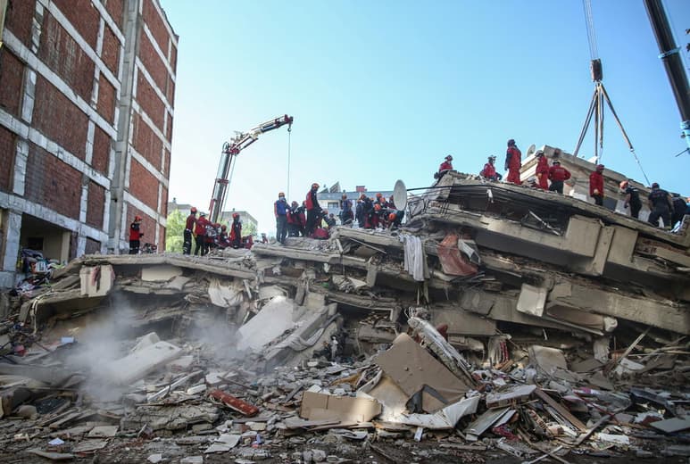 Esmirna, la tercera mayor ciudad de Turquía, con 4 millones de habitantes, es el lugar más afectado por el sismo de 6,8 grados de magnitud que se produjo a las 11.51 GMT de ayer, viernes, con epicentro en el mar Egeo. (EFE)