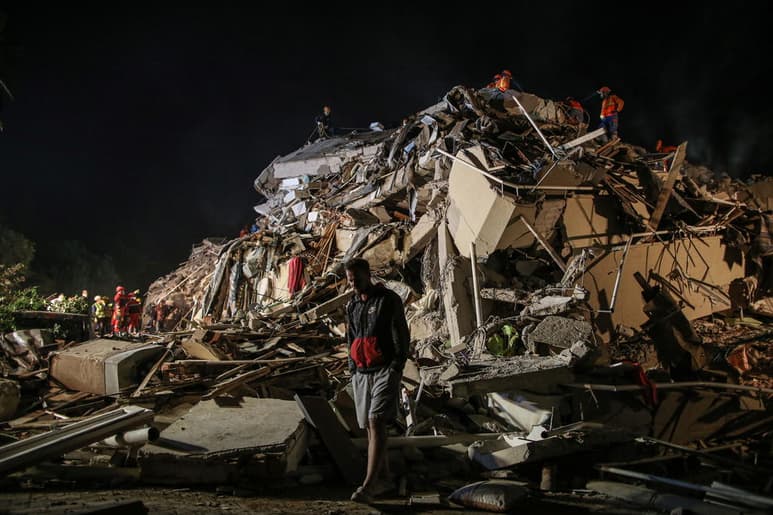 El temblor ha causado la muerte de 35 personas y ha herido a más de 800, tres de ellas de gravedad. (EFE)