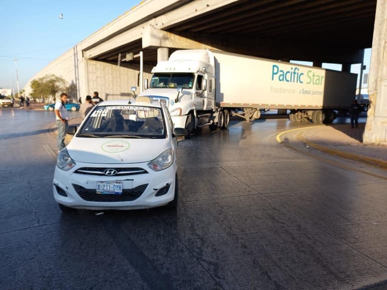 El accidente ocurrió minutos después de las 8:00 horas en el retorno para tomar el bulevar Ejército Mexicano con rumbo a la ciudad de Torreón. (EL SIGLO DE TORREÓN)