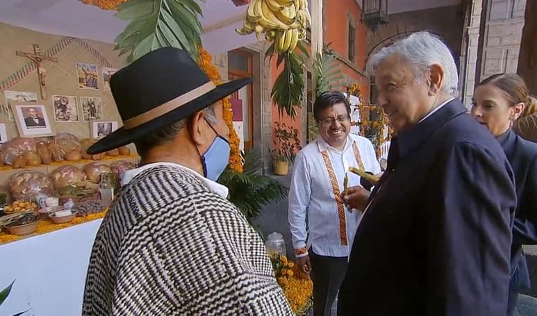 AMLO, inició el sábado los tres días de luto por los más de 91.000 fallecidos por COVID-19 prendiendo veladoras en una ofrenda indígena montada en uno de los patios del Palacio Nacional. (ESPECIAL)