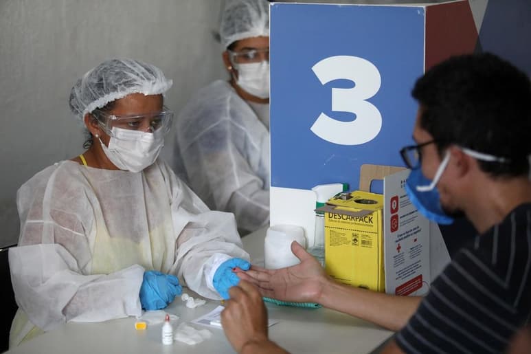Brasil registró 407 muertes por COVID-19 en las últimas 24 horas, con lo que el total de fallecidos subió a 159,884 mientras que el número de contagios ya sobrepasa los 5.53 millones de casos confirmados, informó este sábado el Gobierno. (ARCHIVO)