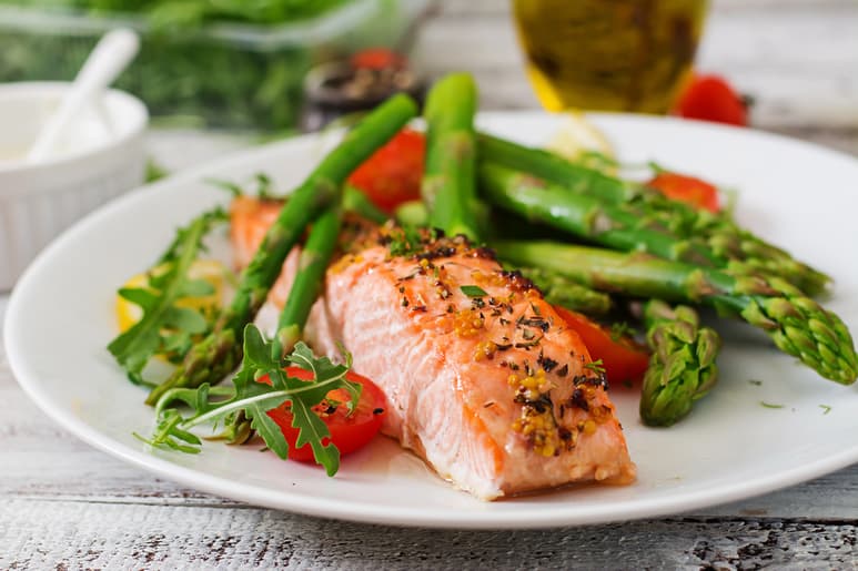 El salmón es el pescado con mayor cantidad de vitamina D.