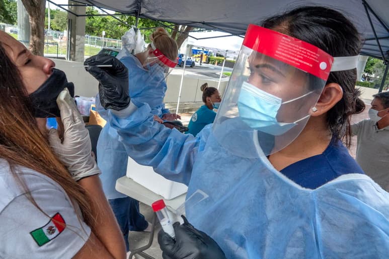 La cuenta de la COVID-19 en Florida se incrementó este domingo con otras 4,865 personas enfermas y 28 fallecidas, para totalizar 807,412 casos y 16,997 fallecimientos, incluidos no residentes, desde el 1 de marzo. (ARHCIVO)