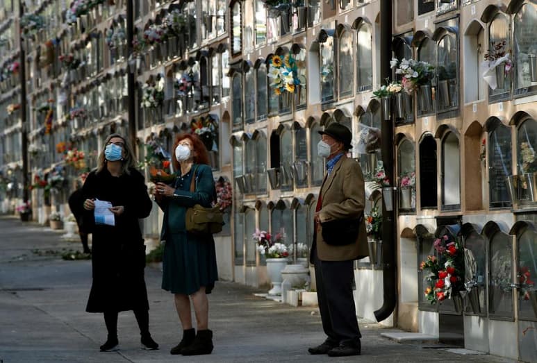 La pandemia de COVID-19 no da respiro y los casos acumulados están muy cerca de los 46 millones, lo que implica un aumento de cerca de un millón en tan solo dos días. (EFE)