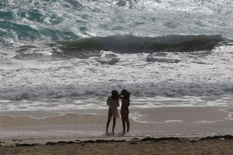 Los vientos de la tormenta tropical Eta aumentaron a 65 millas por hora (100 km/h) y se espera que alcance categoría de huracán mientras avanza durante la noche hacia las costas caribeñas de Nicaragua y Honduras, donde impactará el lunes o martes. (ARCHIVO)