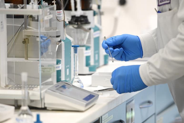 AstraZeneca espera que antes de finales de año 'una, dos o tres' de las cuatro vacunas con las que está experimentando comiencen a dar 'resultados'. (ARCHIVO)