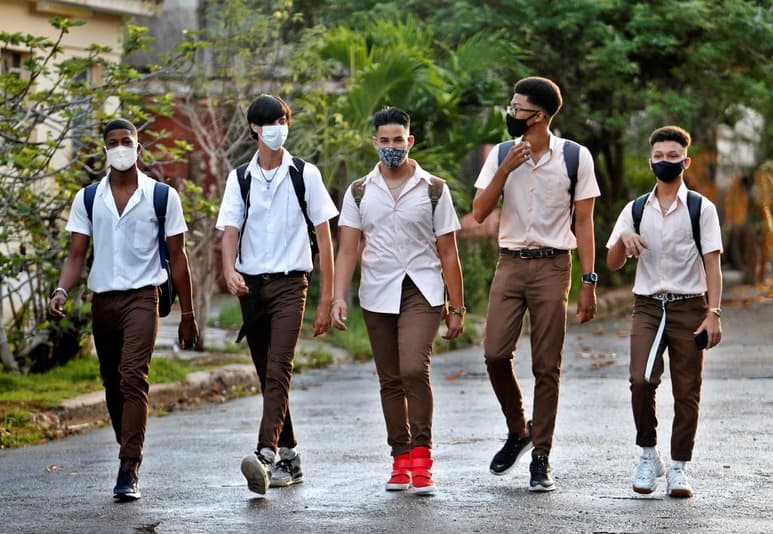 Cuba abre esta semana con el reinicio del curso escolar 2019-2020 en La Habana, el primer día de clases del año académico en las provincias que han llegado a la etapa de la 'nueva normalidad', en una jornada en la que se sumaron otros 35 contagios de COVID-19. (EFE)