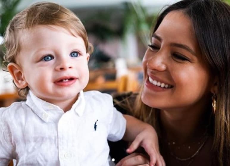 A semanas del nacimiento de su segunda hija, Sarah publicó en sus historias un texto donde explica el porqué de los ojos azules de su primer hijo, Noah. (Especial)