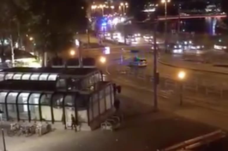 La emisora pública austriaca ORF informó el lunes que se está llevando a cabo una operación policial a gran escala en una sinagoga de Viena luego de que se reportaran disparos. (ESPECIAL)