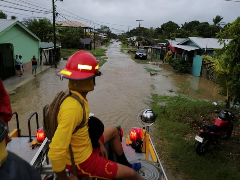 'Eta' carga ahora vientos máximos sostenidos de 120 millas por hora (195 km/h), indicó el más reciente boletín del centro Nacional de Huracanes (NHC, en inglés) de Estados Unidos.
(EFE)