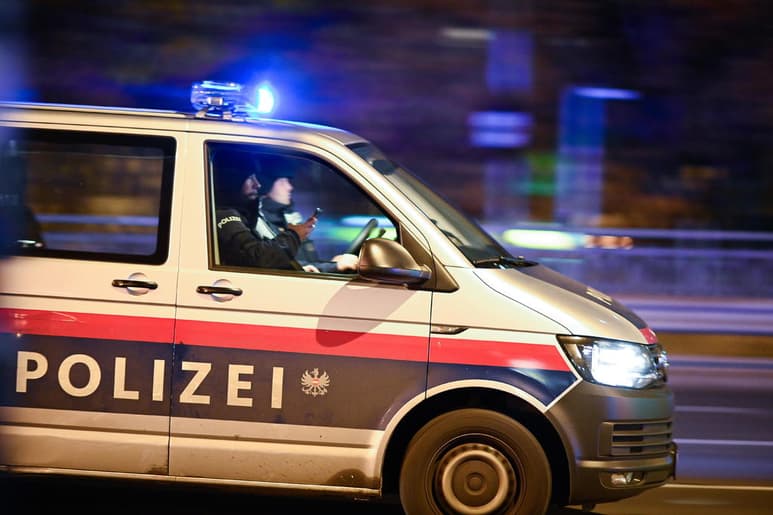 Al menos dos personas han muerto hoy, un civil y un presunto atacante, en una serie de atentados terroristas con armas de fuego en seis puntos del centro de Viena que las autoridades advierten siguen su curso, por lo que se ha pedido a la población que no salga a la calle. (EFE)