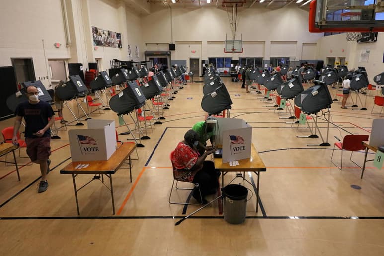 El temor en parte de Estados Unidos (EUA), y en concreto Texas, a una posible escalada de violencia en las calles si el aspirante demócrata a la Casa Blanca, Joe Biden, gana las elecciones de mañana, martes, es latente en el estado sureño, cuya población ha sido tradicionalmente amante de las armas. (ARCHIVO)