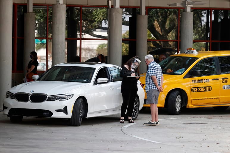 Un juez federal rechazó el lunes otro intento republicano de invalidar casi 127,000 votos en Houston debido a que fueron emitidos por las personas desde sus vehículos en centros de votación que fueron establecidos así debido a la pandemia de coronavirus. (ARCHIVO)