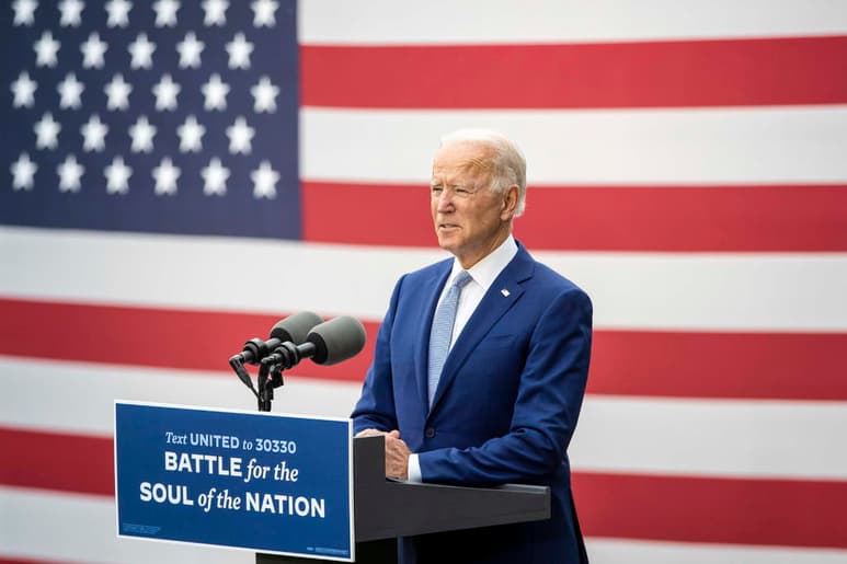 El candidato demócrata a la Presidencia, Joe Biden, cerró este lunes su campaña electoral en Pittsburgh (Pensilvania) con la certeza de que este martes se proclamará como el ganador de los comicios con una victoria 'a lo grande' frente al republicano y presidente Donald Trump, que no tiene el favor de las últimas encuestas. (ARCHIVO)