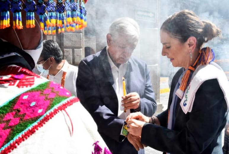 En la traducción al español, las palabras de la profesora fueron una plegaria para el que el mandatario federal y su esposa 'concluyan sin problemas su encargo, y en beneficio de México'.