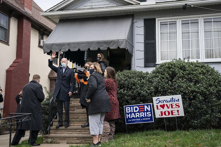 El candidato demócrata a la Presidencia de EUA, Joe Biden, regresó este martes a la casa de su niñez en Scranton (Pensilvania) y en el salón, detrás de un cuadro, escribió: 'Desde este hogar a la Casa Blanca con la gracia de Dios'. (ESPECIAL)