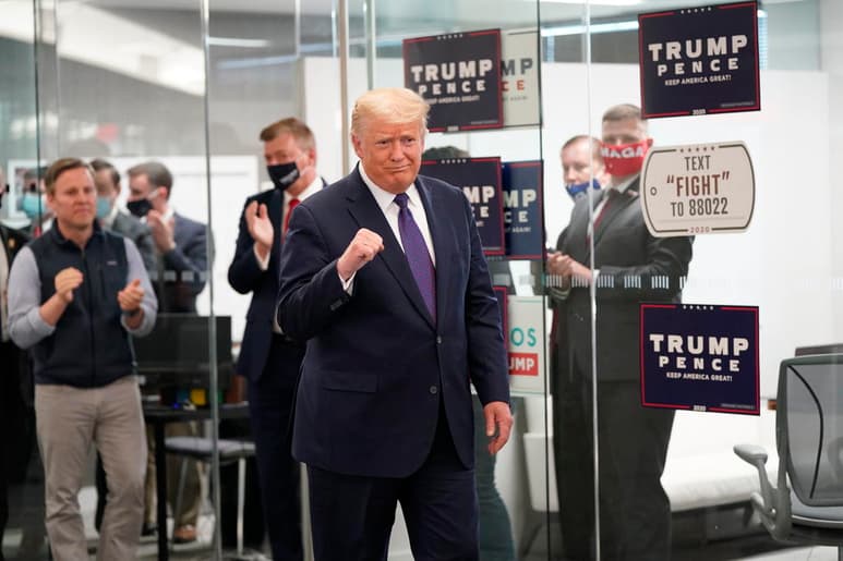Trump alabó las filas de votantes en algunos centros y predijo que va a gobernar cuatro años más. (EFE)