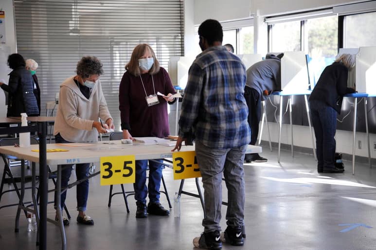 Los votantes en EUA reclaman este martes un lugar central en el futuro del país con una afluencia desigual a las urnas y unas filas que, en algunos centros electorales, comenzaron antes del amanecer con una mezcla de esperanza y ansiedad, debido al ambiente de crispación y fuerte polarización. (EFE) 