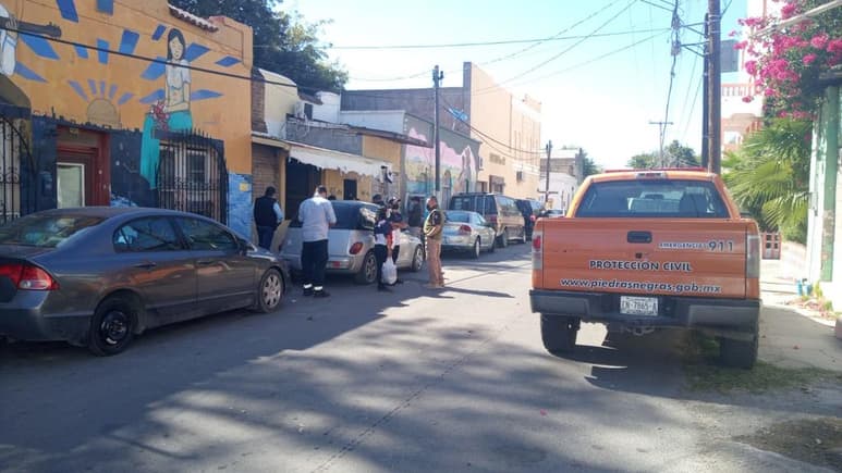 Autoridades de los tres niveles de gobierno realizaron un operativo en la zona centro de Piedras Negras, donde aseguraron a un grupo de migrantes que eran hospedados en condiciones insalubres y de hacinamiento, en un domicilio, por lo que personal de migración se llevó a seis personas entre ellos a dos menores de edad. Al menos 12 migrantes lograron retirarse del lugar. (RENÉ ARELLANO)