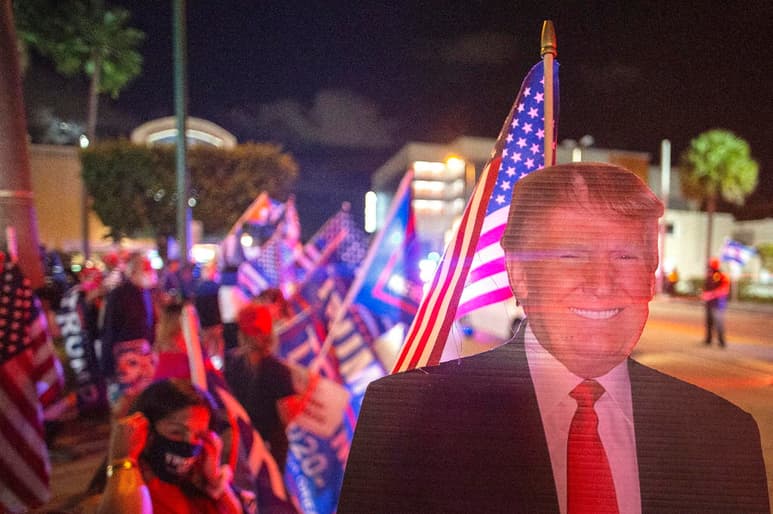 El presidente de Estados Unidos, Donald Trump, acusó este miércoles a la oposición demócrata de 'intentar robar' las elecciones, y describió los resultados provisionales como una 'gran victoria' que podría llevar a su reelección. (EFE)