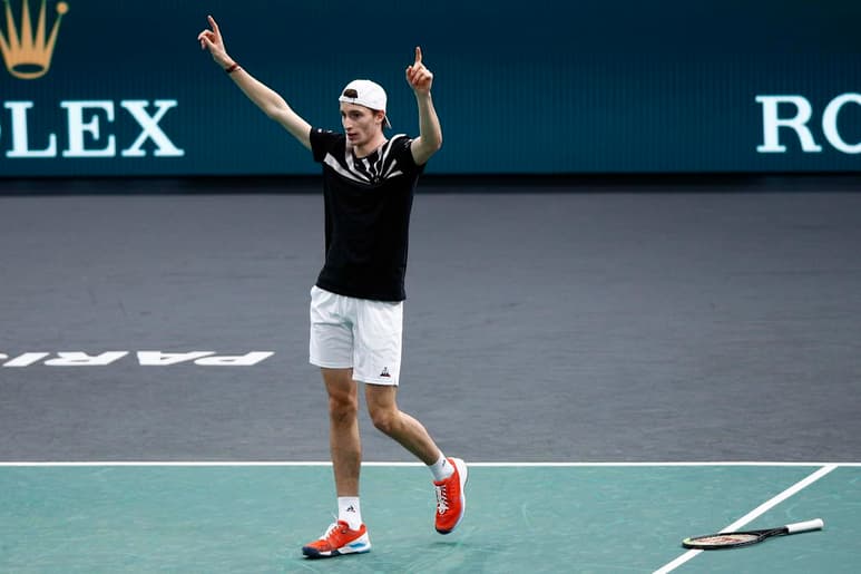 En una larga batalla, Ugo Humbert venció 7-6, 6-7, 7-6 a Stefanos Tsitsipas, para avanzar a la tercera ronda en el Masters 1000 de París. (EFE)