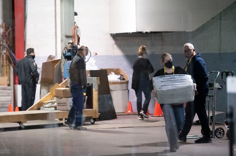 La orden incluye centros de procesamiento del Servicio Postal en quince estados, incluidos los que son considerados clave. (AP)