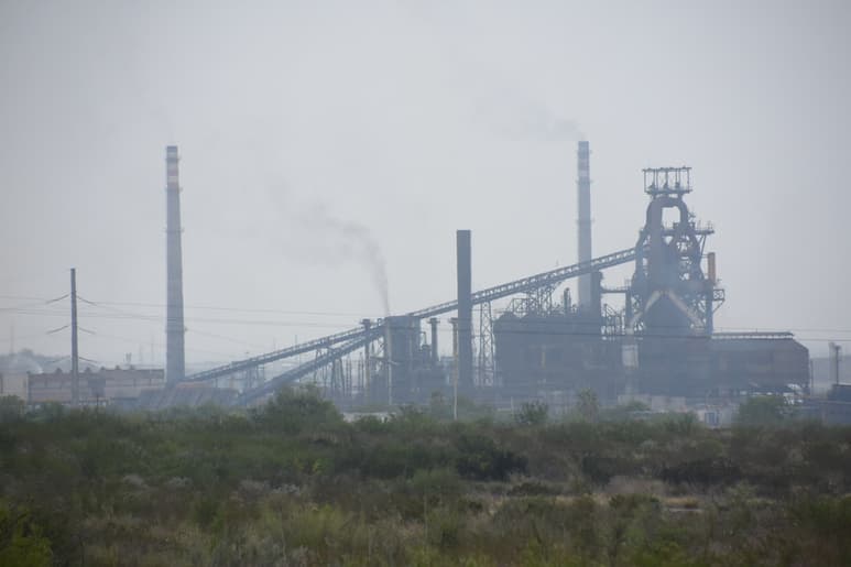 Para los obreros y exobreros de la siderúrgica, la problemática del mercado contraído del acero, la falta de recursos para levantar la producción y la situación legal de Alonso Ancira con el Gobierno federal, son factores distantes, ajenos. (SERGIO A. RODRÍGUEZ)
