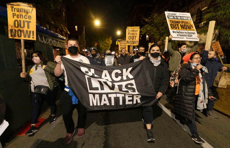 Hasta nueve manifestaciones con lemas como 'Rechaza el fascismo' o 'No dejemos que Trump robe las elecciones' se han convocado para hoy a partir de las 15:00 hora local (20:00 GMT) en los distritos de Brooklyn, Manhattan y Queens.
(EFE)
