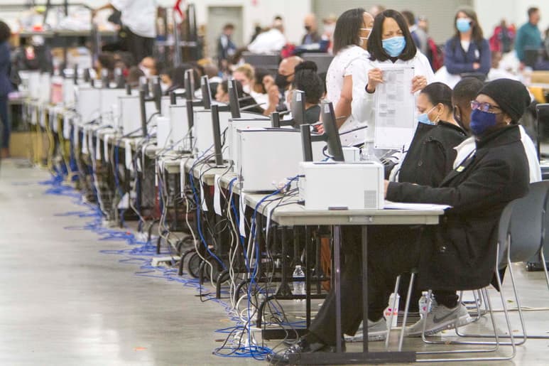 Unas 120 propuestas de leyes estatales y enmiendas constitucionales estuvieron incluidas en las boletas en 32 estados el día de la elección en Estados Unidos. Incluyeron una variedad de asuntos que han agitado la política en años recientes: derecho al voto, desigualdad acial, aborto, impuestos y educación, entre otros. (EFE) 
