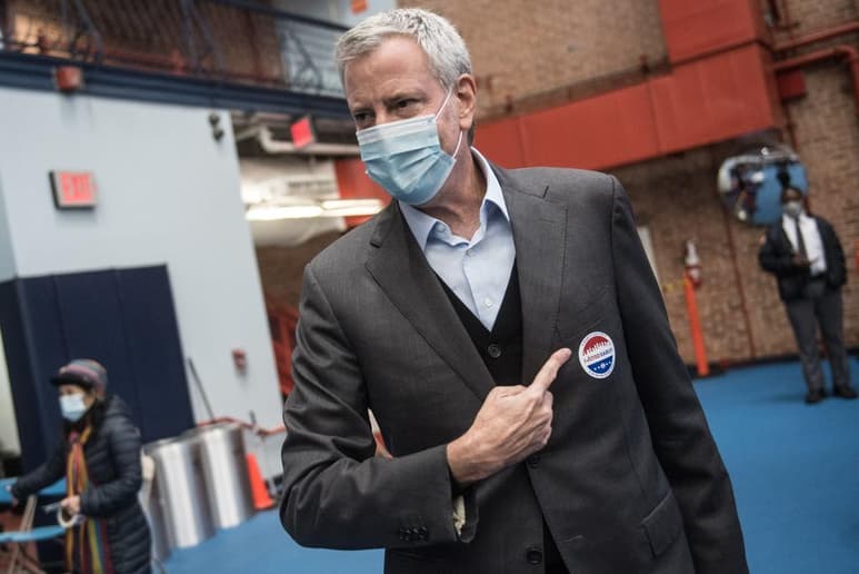 El alcalde de Nueva York, Bill de Blasio, calificó este miércoles de ilegítimas e injustas las alegaciones de fraude electoral lanzadas por el presidente de Estados Unidos, Donald Trump, y pidió a los neoyorquinos que quieran manifestarse que lo hagan de manera pacífica. (ARCHIVO)