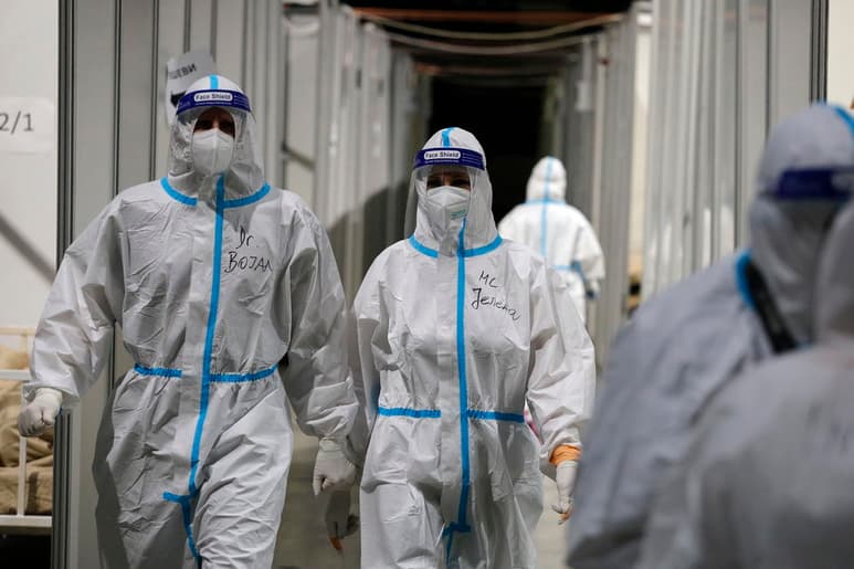 Serbia y Montenegro registraron sus nuevos máximos diarios de la COVID-19 con 2,412 y 874 casos en las últimas 24 horas, respectivamente, mientras que Bosnia-Herzegovina registró un récord de muertos, 41 en un día. (ARCHIVO)