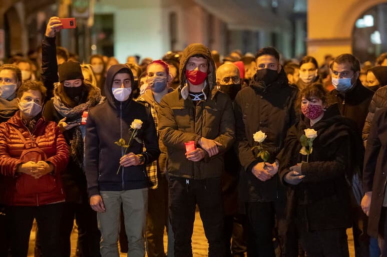 Disparando de forma indiscriminada con un arma automática, el terrorista arrancó la vida a un joven de origen macedonio de 21 años, una camarera de nacionalidad alemana (24 años) y dos austríacos, un hombre de 29 años y una mujer de 44. (Especial)