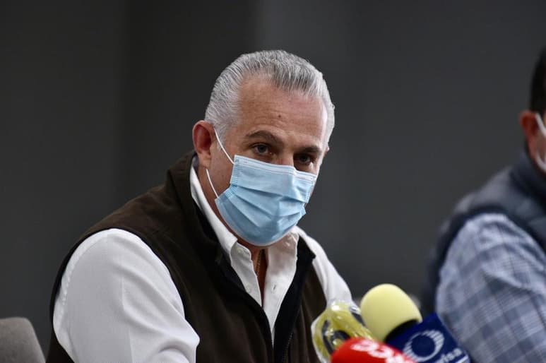 El Gobierno de Coahuila anunció esta tarde nuevas medidas restrictivas para La Laguna y ninguna fue homologada con alguna de las que se establecieron en recientes días en la Comarca Lagunera de Durango pues el secretario del Trabajo de esta entidad, Román Alberto Cepeda consideró que las 'condiciones son diferentes'.
(ERICK SOTOMAYOR)
