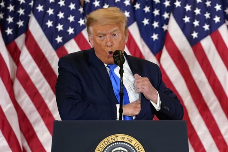 Una corte federal de apelaciones ha permitido la restitución de una norma del gobierno del presidente Donald Trump para negar las tarjetas de residencia a inmigrantes que recurran a prestaciones públicas como cupones de alimentos mientras analiza el caso. (ARCHIVO)