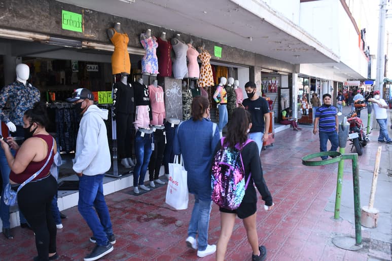 Las autoridades municipales vigilan que los negocios cumplan con los protocolos sanitarios para evitar contagios de COVID.