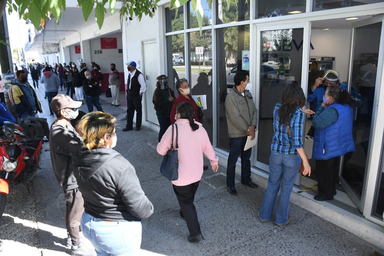 En un recorrido se constató que las filas en algunas sucursales llegaban más allá de una cuadra. (FERNANDO COMPEÁN)