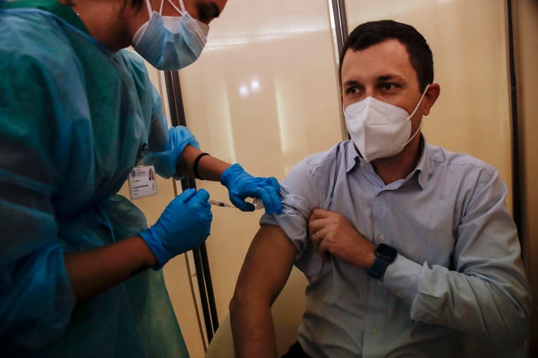 La COVID-19 ha fortalecido el proceso de elaboración de determinado tipo de vacunas, que ya había iniciado con el SARS y MERS. (ARCHIVO)