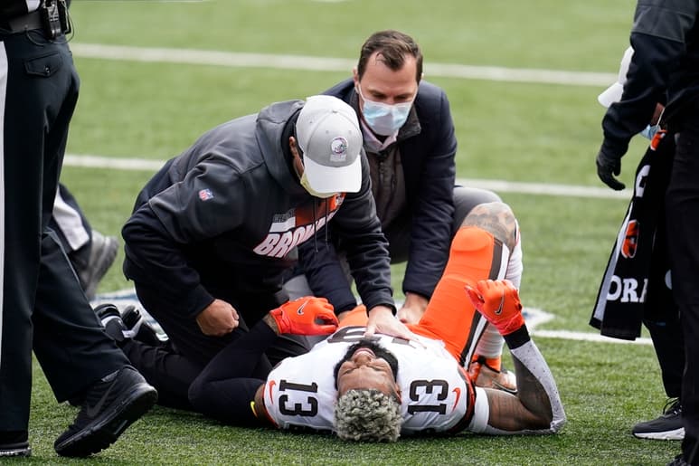 El receptor de los Browns, Odell Beckham, se lesionó la rodilla en un duelo ante los Bengalíes y se perderá toda la temporada. (AP)