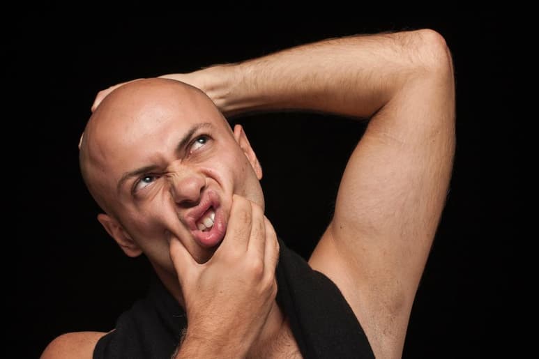 Aunque por lo general, la pérdida de cabello se asocia con el tema de la vejez, podría ser uno de los principales factores, no es el único. (ESPECIAL)