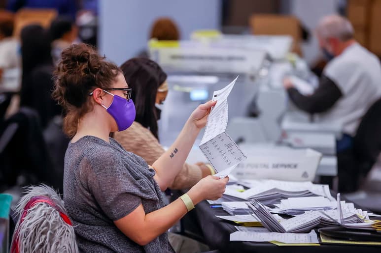 El estado clave de Georgia (EUA) confía en terminar el escrutinio de los votos antes de que acabe este jueves, mientras que en Pensilvania el conteo de los sufragios en un condado clave se aplazó hasta el viernes. (ARCHIVO)