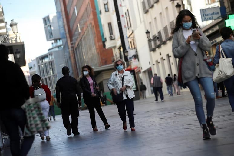 El Ministerio de Sanidad español notificó este jueves 368 nuevos fallecidos en las ultimas 24 horas, a cifra más alta de la segunda ola de la pandemia, con lo que el total de fallecimientos se eleva a 38,486. (ARCHIVO)