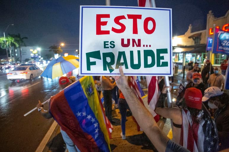 Un centenar de partidarios del presidente Donald Trump, en su mayoría hispanos, se manifestaron este jueves en Miami (Florida) en apoyo a las denuncias del republicano de un supuesto 'fraude' en el recuento de papeletas en otros estados tras las elecciones del martes pasado. (Especial)