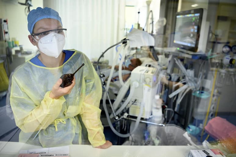 Estados Unidos alcanzó este jueves la cifra de 9,600,324 casos confirmados del coronavirus SARS-CoV-2 y la de 234,876 fallecidos por la enfermedad de la COVID-19, de acuerdo con el recuento independiente de la Universidad Johns Hopkins. (ARCHIVO)