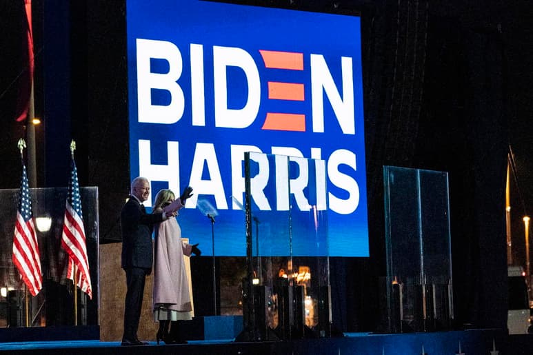 El candidato presidencial demócrata, Joe Biden, arrebató este viernes el liderazgo en el estado clave de Pensilvania a su rival, el republicano y presidente estadounidense, Donald Trump, aunque el conteo todavía sigue en curso y no se ha declarado oficialmente un ganador.
(EFE)