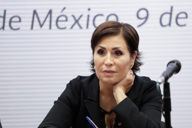 Por los delitos de delincuencia organizada y lavado de dinero, un juez federal libró una nueva orden de aprehensión en contra de la extitular de la Secretaría de Desarrollo Social, Rosario Robles Berlanga, recluida en el penal de Santa Martha Acatitla.